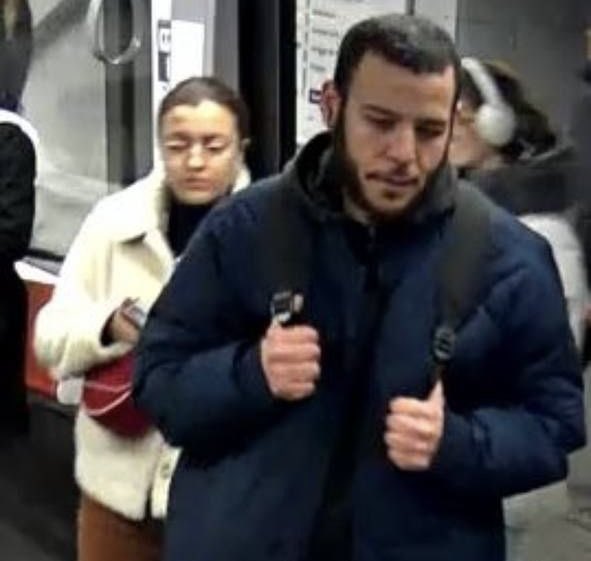 🚨 [INFO <a href="/Frontieresmedia/">Frontières</a>] Voici l’individu recherché suite à l’attaque au couteau dans le métro Lyonnais.

👉 Information concernant la victime. En off on parle d’un « miraculé ». 5 jours d’ITT.