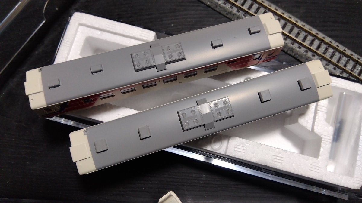 製品比較 旧92194と新97961 ②左新、右旧 ライト点灯化にてよりリアル