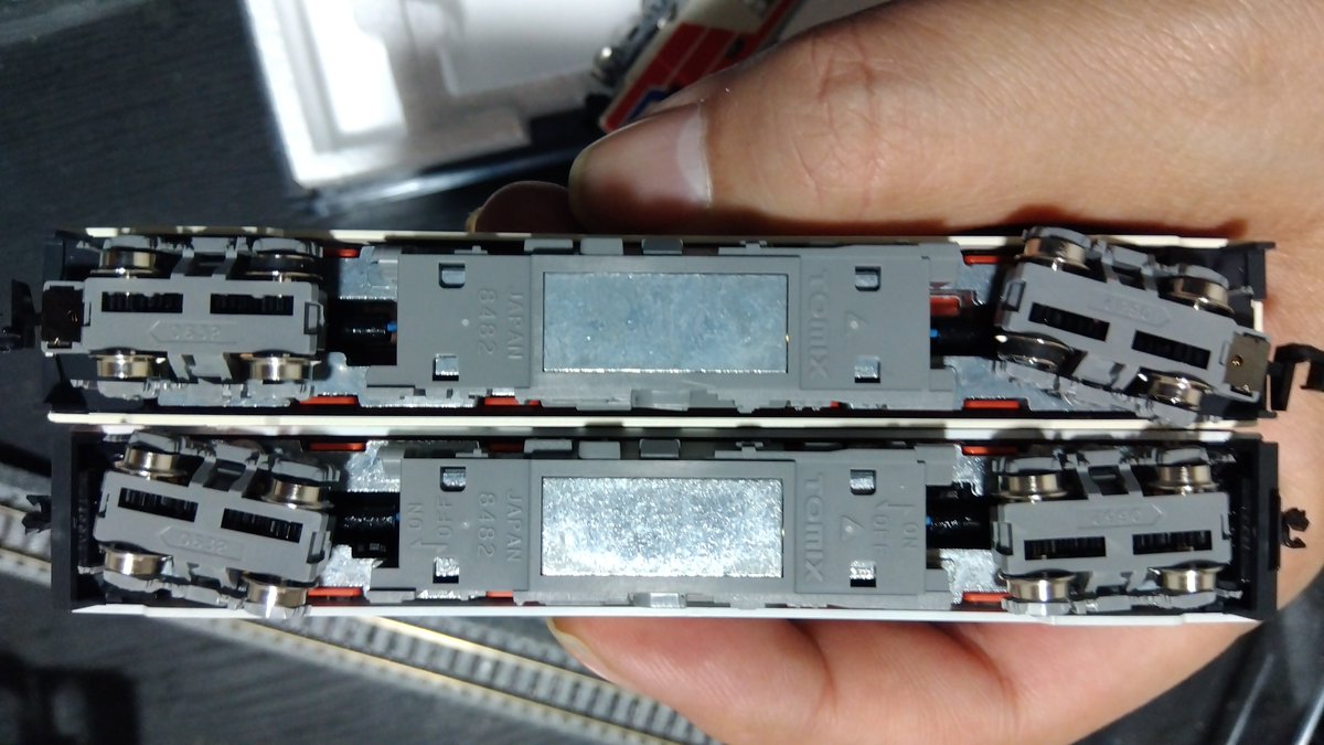 製品比較 旧92194と新97961 ②左新、右旧 ライト点灯化にてよりリアル