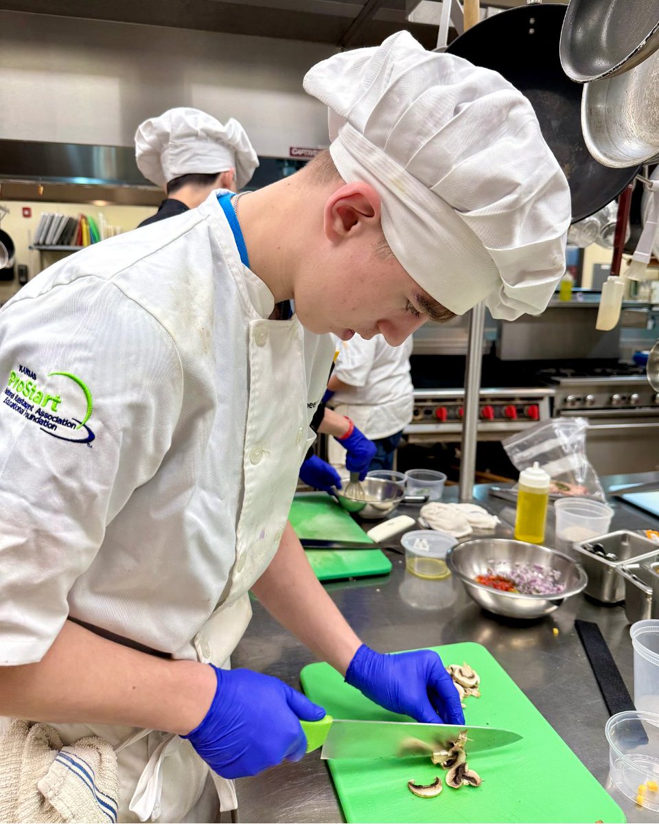EudoraSchools's tweet image. The EDTEC culinary students are hard at work this morning, perfecting their skills for the upcoming competition! Their dedication and talent are shining through. It’s a great day to be a Cardinal! #EudoraProud #FutureChefs