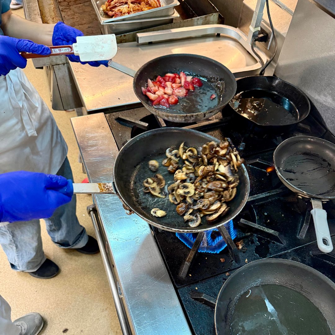EudoraSchools's tweet image. The EDTEC culinary students are hard at work this morning, perfecting their skills for the upcoming competition! Their dedication and talent are shining through. It’s a great day to be a Cardinal! #EudoraProud #FutureChefs