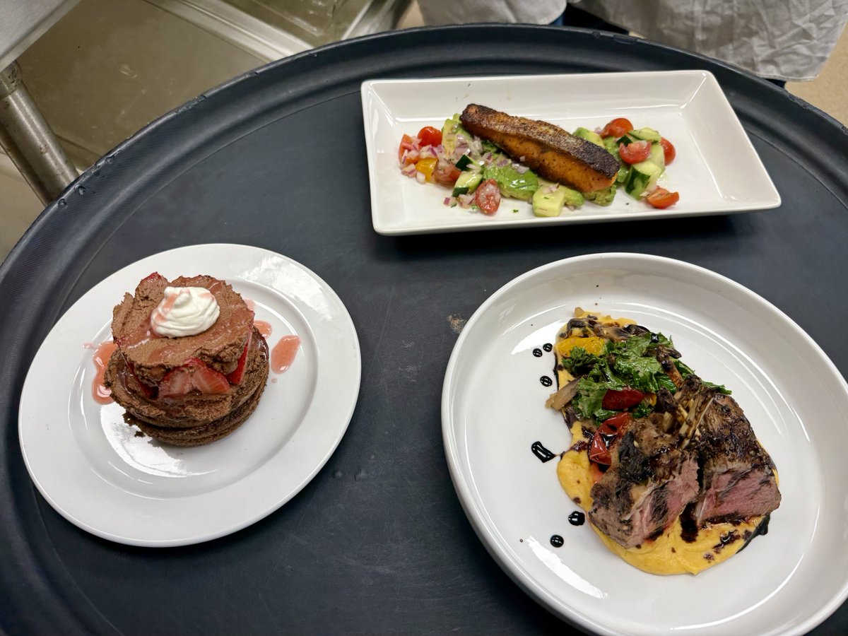 EudoraSchools's tweet image. The EDTEC culinary students are hard at work this morning, perfecting their skills for the upcoming competition! Their dedication and talent are shining through. It’s a great day to be a Cardinal! #EudoraProud #FutureChefs