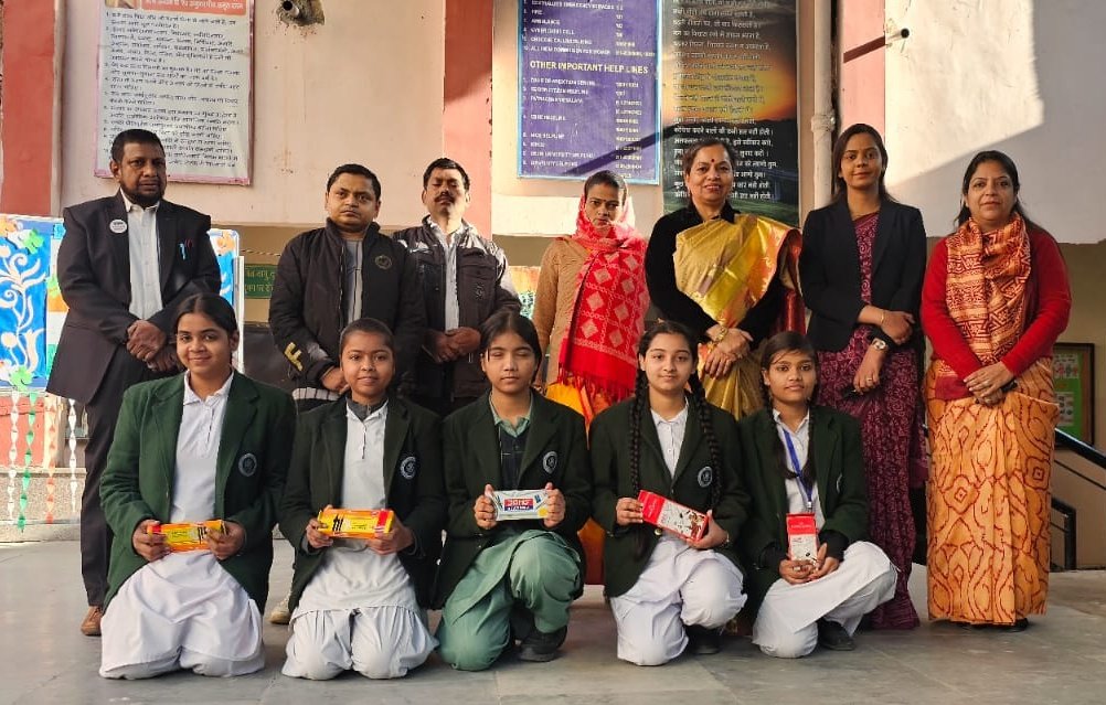 Under the #Vidyanjali initiative,  Ms Shveta Thakkar ( HTC ) gifted 05 geometry boxes to meritorious students of class IX.  Spreading happiness 😊 👍 <a href="/vidyanjali_edu/">Vidyanjali</a> <a href="/ShvetaThakkar/">Shveta Thakkar Khanduja</a> <a href="/VidyanjaliDelhi/">Vidyanjali Delhi</a>
