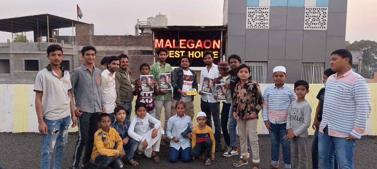 SRKUniverse's tweet photo. FANs from #Malegaon celebrate 2 years of Pathaan with cake cutting, posters, and cheers for SRK!
@iamsrk @SajidAn85151629
#Pathaan #2YearsOfPathaan #ShahRukhKhan #SRK #KingKhan #King https://t.co/qrjkM94jQX