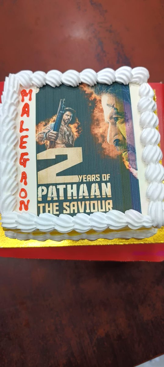 SRKUniverse's tweet photo. FANs from #Malegaon celebrate 2 years of Pathaan with cake cutting, posters, and cheers for SRK!
@iamsrk @SajidAn85151629
#Pathaan #2YearsOfPathaan #ShahRukhKhan #SRK #KingKhan #King https://t.co/qrjkM94jQX