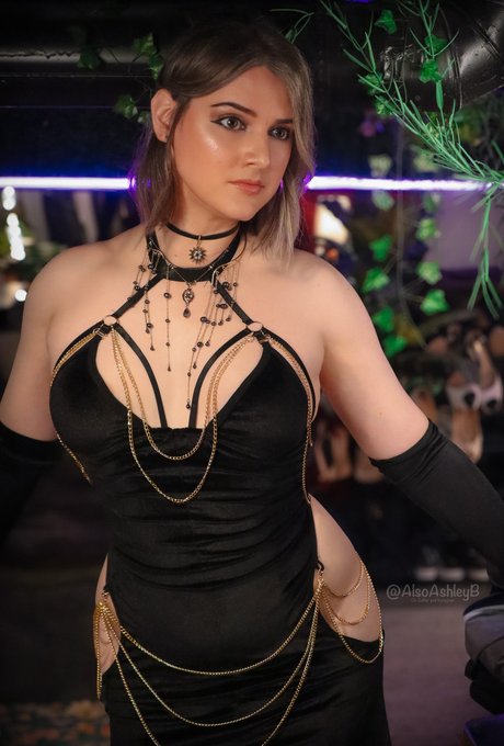 1 pic. I found the draw your OC in this dress... dress... https://t.co/q2RiqZWEfn