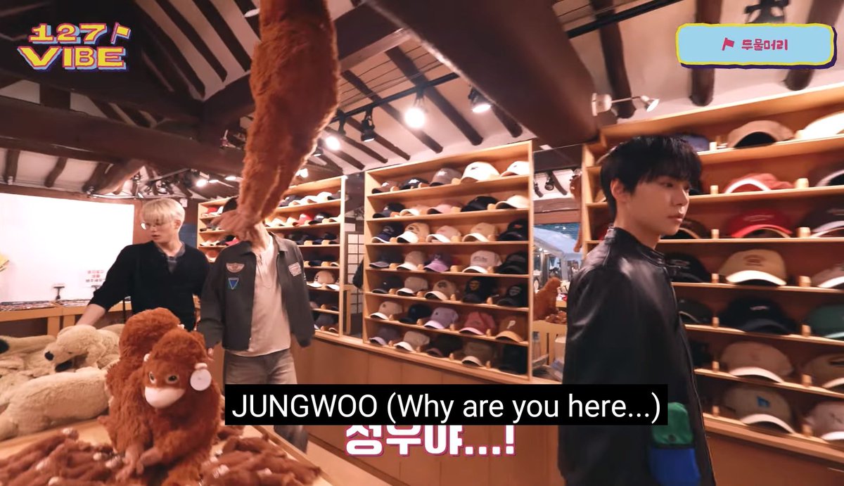 umlattee's tweet photo. Jungwoo : 🧍
Jaehyun : Jungwoo this jungwoo that

#jaewoo https://t.co/f4y1jD5tTE