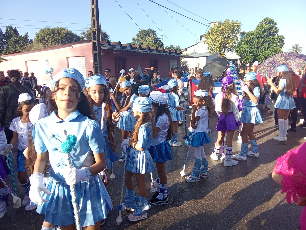 EducaJM's tweet photo. Los niños y niñas de #JesúsMenéndez, recuerdan y desfilan por tus ideas, por tu obra toda. #CubaVencerá. https://t.co/YKu4UMuptH