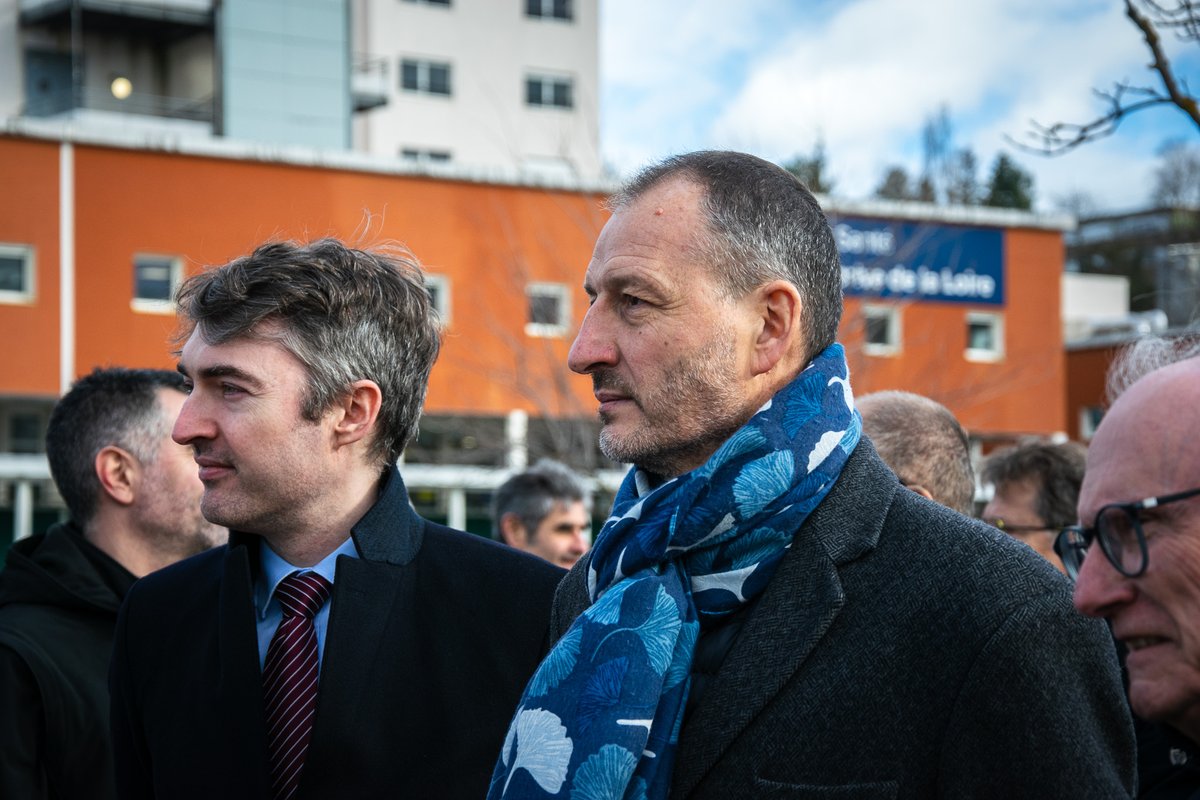 Prefecture42's tweet photo. 📸 #RetourEnImage | 📢 Pose de la première pierre du nouveau tiers-lieu Quartiers sud-est de Beaulieu 🧱
Aujourd’hui, Alexandre Rochatte, le préfet de la Loire était présent à la pose de la première pierre du futur tiers lieu des quartiers sud-est de Beaulieu, un pôle socio-culturel attendu par les habitants. Ce projet marque une étape clé dans le renouveau de ce quartier en profonde mutation depuis 25 ans, grâce à l’intervention conjointe de l’État, des collectivités locales et des partenaires engagés.
En remplacement de l’ancien théâtre détruit par un incendie en 2017, ce bâtiment, financé à hauteur de 1,5 million d’euros par l’État (coût total : 10,5 millions d’euros), accueillera dès 2026 :
- une médiathèque ;
- des espaces associatifs ;
- une salle de spectacle et de congrès.
💼 20 entreprises ligériennes participent à ce chantier ambitieux, symbole d’un développement économique et social au cœur du quartier.
🎯 Un projet pour et avec les habitants
Les quartiers Sud-Est, marqués par des défis sociaux et économiques, restent une priorité pour les services de l’État. La démarche Quartier à Impact Collectif, initiée par l’État en 2022, a permis aux jeunes de s’exprimer et de contribuer à la définition de cet équipement, conçu pour favoriser l’accès à la culture, l’émancipation et le vivre-ensemble.
Grâce à une concertation menée par la Ville de Saint-Étienne et des actions de préfiguration dynamiques, ce projet répond aux attentes des habitants. La culture et le partage seront au cœur de ce lieu qui incarne le pacte républicain : l’accès à la connaissance pour toutes et tous, y compris dans les quartiers prioritaires de la ville.
#Loire #LaLoireAvance #ActionPublique #QuartiersSudEst #AccèsÀLaCulture
@saint_etienne_ @Dep_Loire42