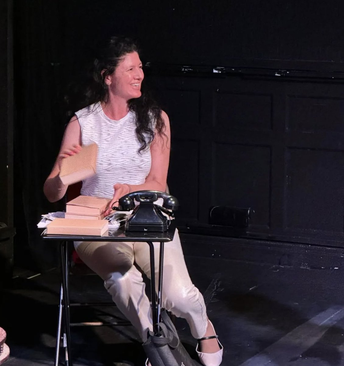 Nothing like a #farce to blow away the January blues! 

EXIT WHO? 
31 Jan - 1 Feb

Mystery writer Crane &amp; her secretary Kate become entangled in a mystery while renting a holiday home.

But who is the enemy?

thecockpit.org.uk/show/exit_who
#theatre #londontheatre #whodunnit #Exitwho