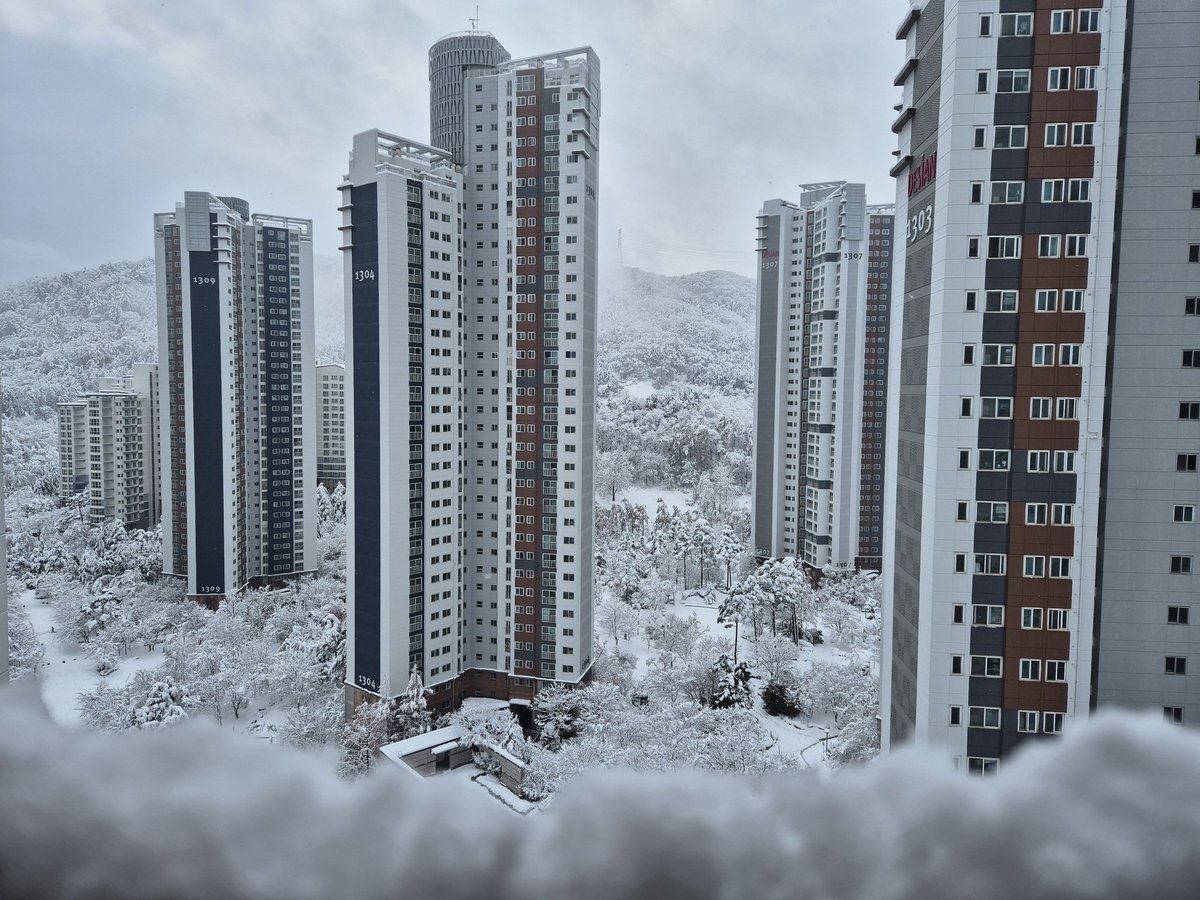 commpark's tweet image. 눈 내리면 눈과 맘이 정화되어 참 좋다~^^