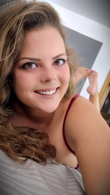 Lea Lovebird - Happy Tuesday! 😘 https://t.co/Xyc3AIbL2U