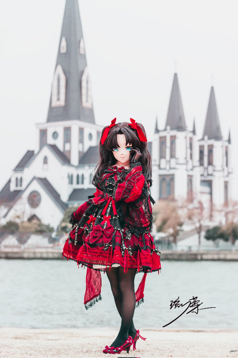 新年钟声敲响，于教堂之畔，少女以红黑之姿踏入崭新时光。红，是新年的热烈；黑，是岁月的沉淀。愿新岁如眼前景致，浪漫且绚烂💥

📷: <a href="/BMO_kig1231/">是BMO吖_</a> &amp; <a href="/Eron_Winer/">EronWiner</a> &amp; <a href="/muxinThem/">明子_MZ</a> &amp; <a href="/Oranight_awa/">玖夜</a> 
#kigurumi #着ぐるみ