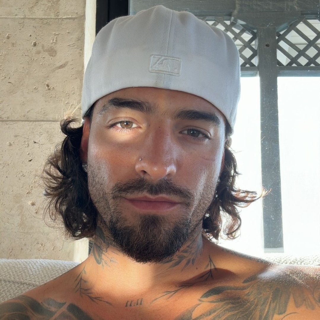 feliz cumpleaños a el hombre con el que llevo mi relación más duradera  (maluma) 😭🎂