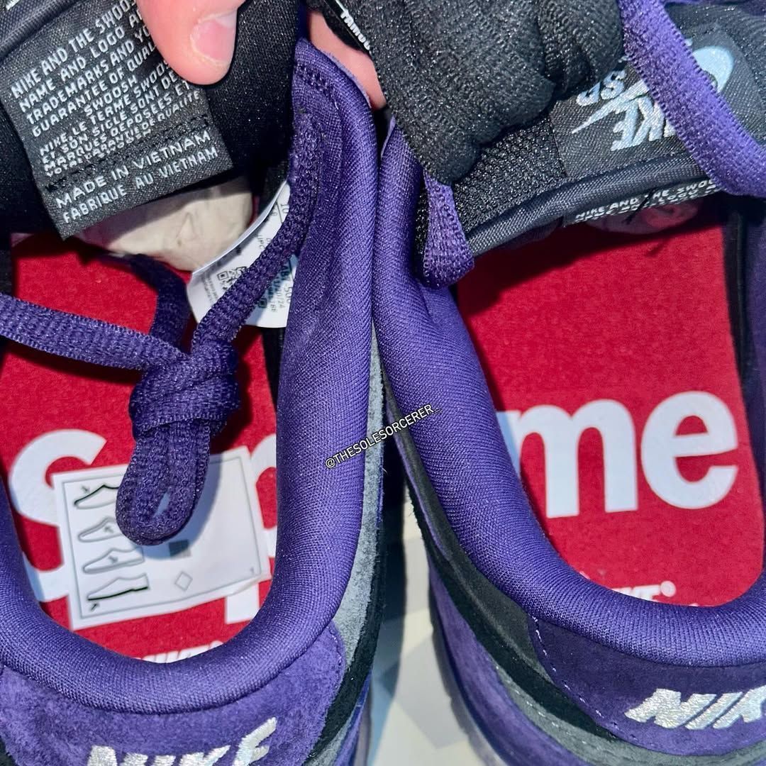 JustFreshKicks's tweet photo. IN HAND LOOK: Supreme x Nike SB Dunk Low “Black Ink” ☔ https://t.co/nDs4e6neLr https://t.co/85dn1MXVUV