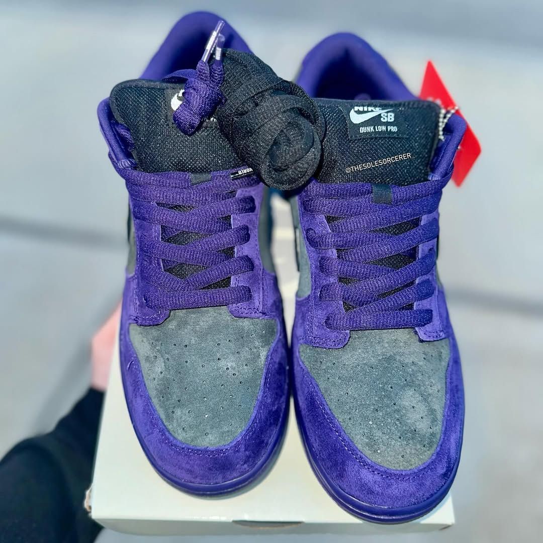 JustFreshKicks's tweet photo. IN HAND LOOK: Supreme x Nike SB Dunk Low “Black Ink” ☔ https://t.co/nDs4e6neLr https://t.co/85dn1MXVUV