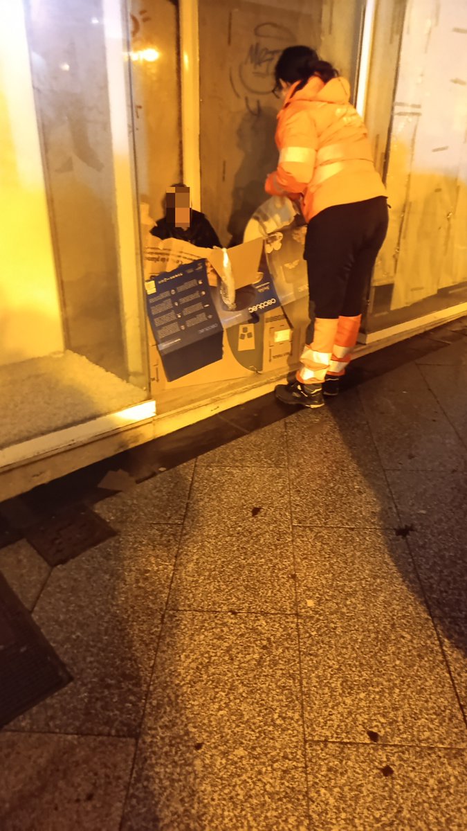 AVPCFerrol's tweet photo. Así mesmo dispuxéronse varios vehículos de atención psicosocial con especial atención ás persoas máis vulnerables, especialmente a aqueles en situación de rúa, repartindo material contra o frío e bebida quente ☕

#seguimostrabajando 
#mipasiontuseguridad https://t.co/TQCU5Nkk3F