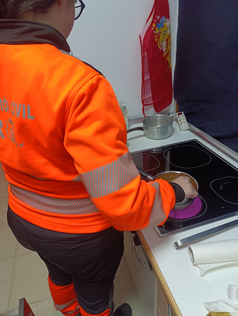 AVPCFerrol's tweet photo. Así mesmo dispuxéronse varios vehículos de atención psicosocial con especial atención ás persoas máis vulnerables, especialmente a aqueles en situación de rúa, repartindo material contra o frío e bebida quente ☕

#seguimostrabajando 
#mipasiontuseguridad https://t.co/TQCU5Nkk3F