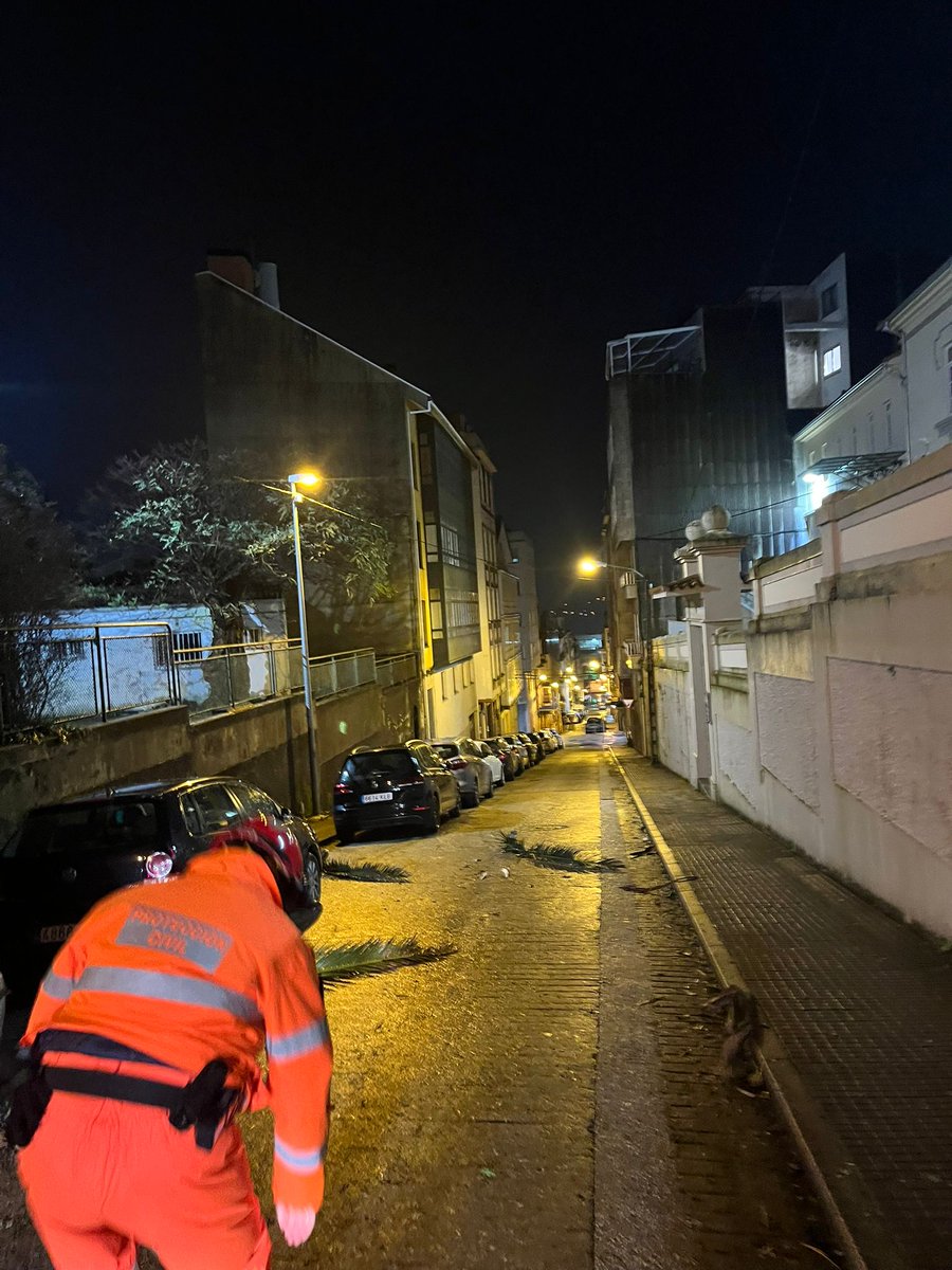 AVPCFerrol's tweet photo. Efectivos do noso servizo foron activados debido á alerta laranxa por vento e choiva aplicando medidas preventivas co peche de parques e xardíns, así como durante as horas máis intensas colaborando con #bombeiros e #policialocal en diferentes incidencias. https://t.co/NxxYwHkpBm