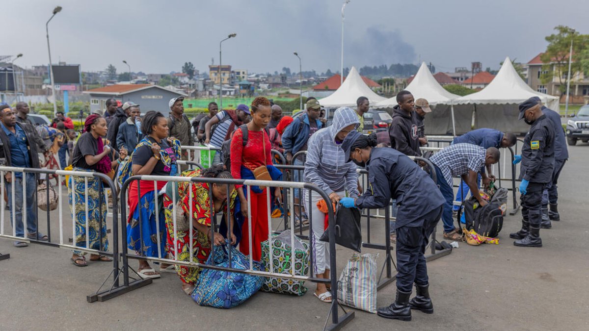 RFI's tweet photo. Attaques contre des ambassades: les États-Unis appellent leurs ressortissants à quitter la RDC https://t.co/KZjmxUy2Xh https://t.co/ccleHfcGJp