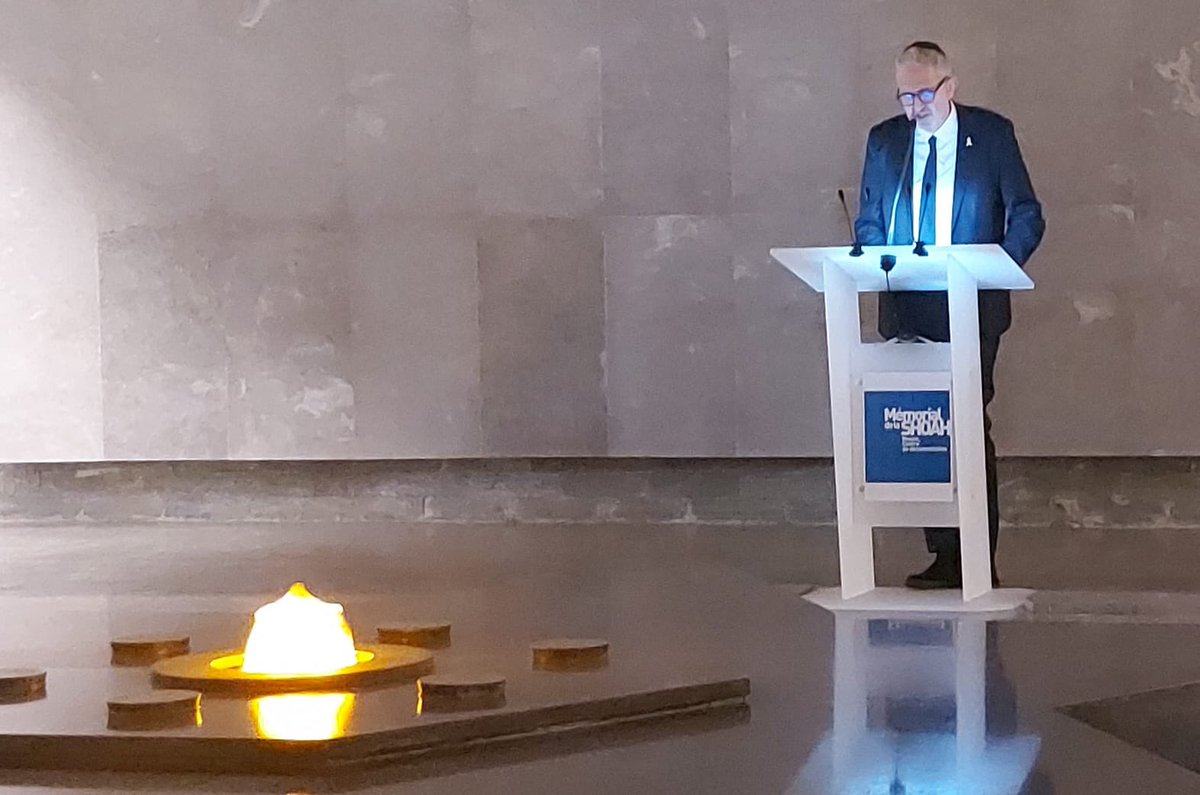 philippemeyer92's tweet photo. Belle et émouvante cérémonie organisée ce soir par le @BnaiBrithFrance au @Shoah_Memorial avec les jeunes des @EEIF_officiel pour le 80ème anniversaire de la libération du camp d’#AuschwitzBirkenau.
Mémoire et transmission. https://t.co/F7U419aeNQ