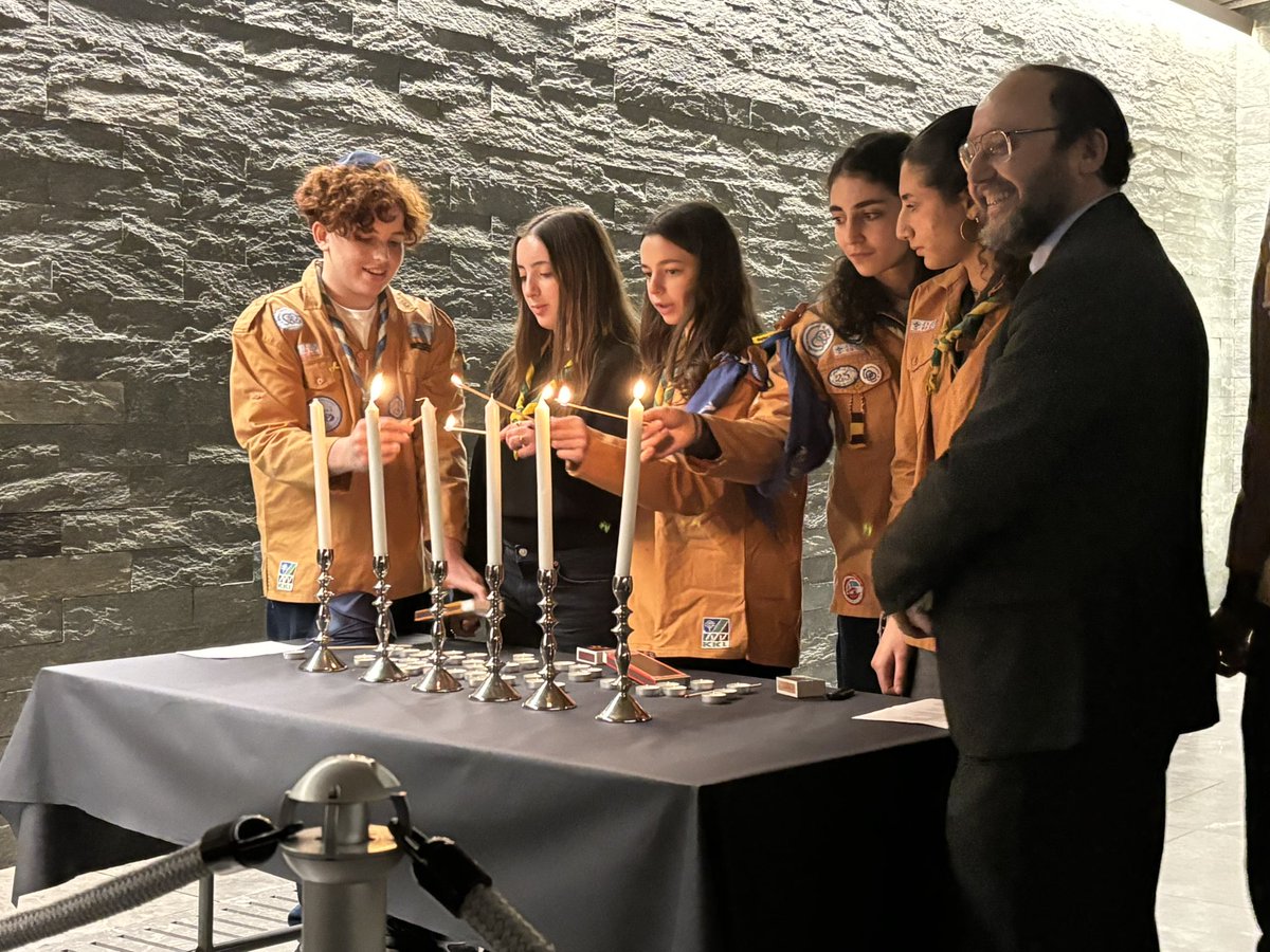 philippemeyer92's tweet photo. Belle et émouvante cérémonie organisée ce soir par le @BnaiBrithFrance au @Shoah_Memorial avec les jeunes des @EEIF_officiel pour le 80ème anniversaire de la libération du camp d’#AuschwitzBirkenau.
Mémoire et transmission. https://t.co/F7U419aeNQ