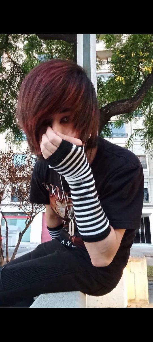 Havaloned's tweet photo. #emo #scene #scenemo #scemo #alt #y2k #alternative #2000semo #2000s #y2kfashion #altmakeup #emoboy #alternativeboy #posthardcore #rawrxd #myspace #alternativefashion #xyzabc https://t.co/h44dVWfSU3