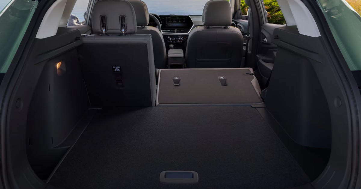 Optimize your space on-the-go with the 2025 Chevrolet Trax's 60/40 split-folding rear seat. Practicality and comfort in equal measure. 💺🚘