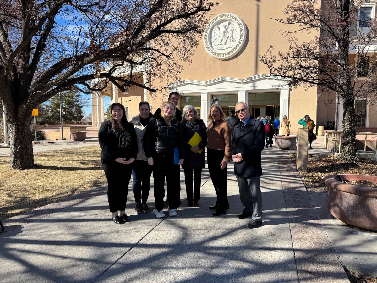Nobody should have to choose between a paycheck and their health, or the health of their family. Thank you to volunteer advocates on the ground in New Mexico today, who are urging lawmakers to prioritize paid family medical leave♥️#NewMexicoPFML