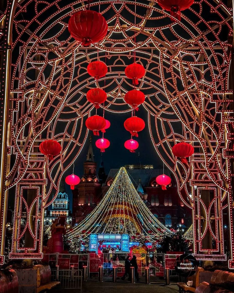 В Москве стартова фестиваль Китайского Нового года!🐉🎉🎄

✨ Ооочень красиво - это плюс!
❗Ооочень многолюдно - это минус. Людей в центре больше, чем в новогодние праздники.