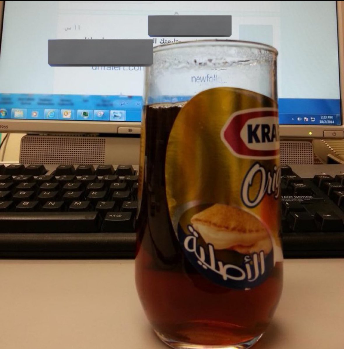 عند هروبك من العمل اترك على مكتبك 

"كأس شاي" لتعطي الإنطباع أنك 

ستعود قريبًا لإكماله …

من كتاب نظريات في الفساد الإداري 😉