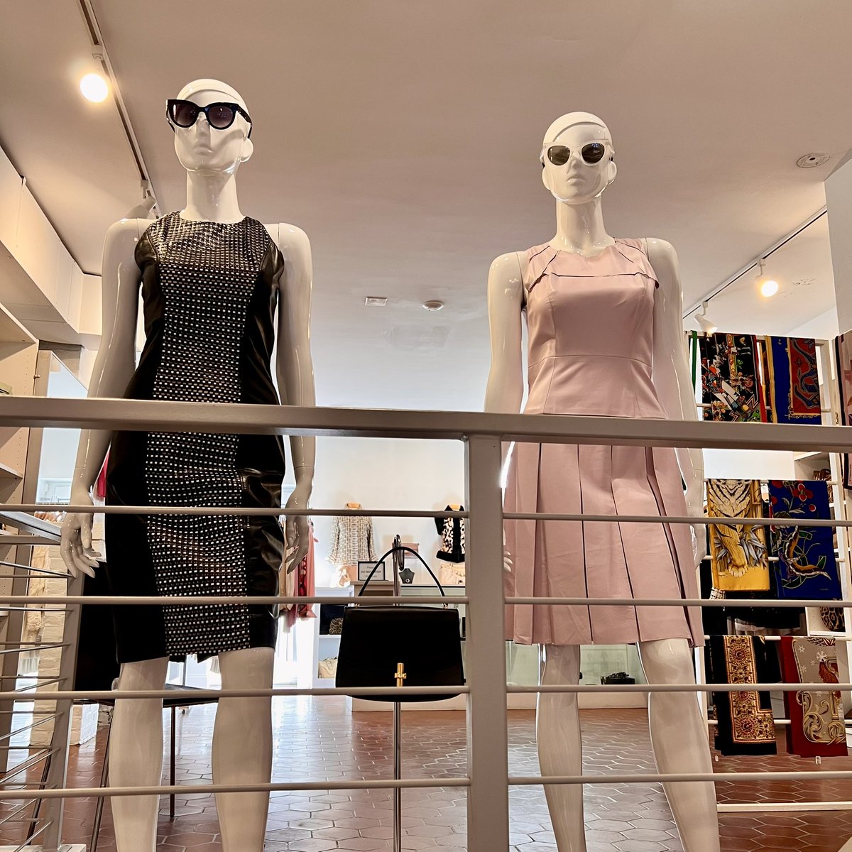 vintagetastebos's tweet image. The girls are looking lovely in leather! Just in at Vintage Taste are these two fabulous leather dresses by Versace and Carolina Herrera. 

Click our website Product page for designers, sizes &amp;amp; prices. 

#womensconsignment #mensconsignment #bostonconsignment #highendfashion