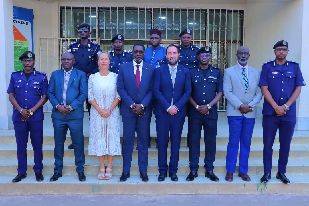 Starupoficial's tweet photo. El ministro de Interior gambiano Abdoulie Sanyang, el viceconsejero de Emergencias canario, Marcos Lorenzo, y la presidenta de StarUp, Sonja Arup, fueron recibidos por el Inspector de la Policía de Gambia, Seedy Touray, para agradecerles su contribución a la seguridad del país https://t.co/ogZ2yffffS