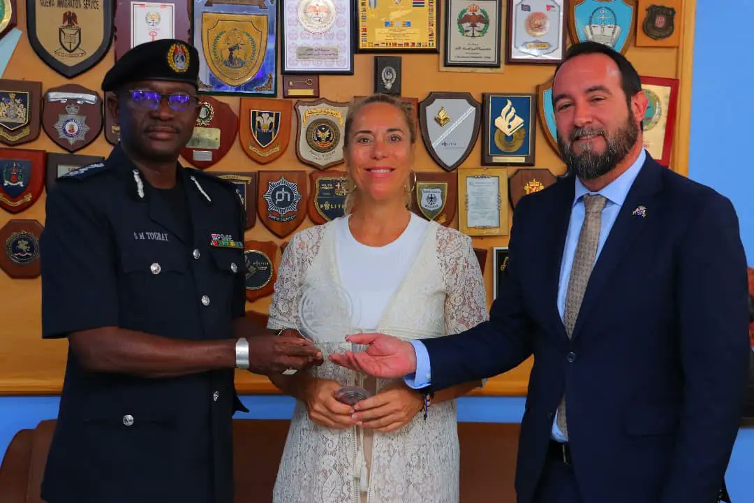 Starupoficial's tweet photo. El ministro de Interior gambiano Abdoulie Sanyang, el viceconsejero de Emergencias canario, Marcos Lorenzo, y la presidenta de StarUp, Sonja Arup, fueron recibidos por el Inspector de la Policía de Gambia, Seedy Touray, para agradecerles su contribución a la seguridad del país https://t.co/ogZ2yffffS