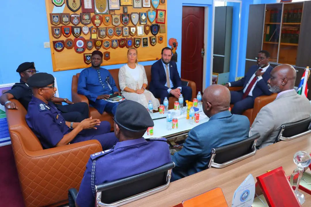Starupoficial's tweet photo. El ministro de Interior gambiano Abdoulie Sanyang, el viceconsejero de Emergencias canario, Marcos Lorenzo, y la presidenta de StarUp, Sonja Arup, fueron recibidos por el Inspector de la Policía de Gambia, Seedy Touray, para agradecerles su contribución a la seguridad del país https://t.co/ogZ2yffffS