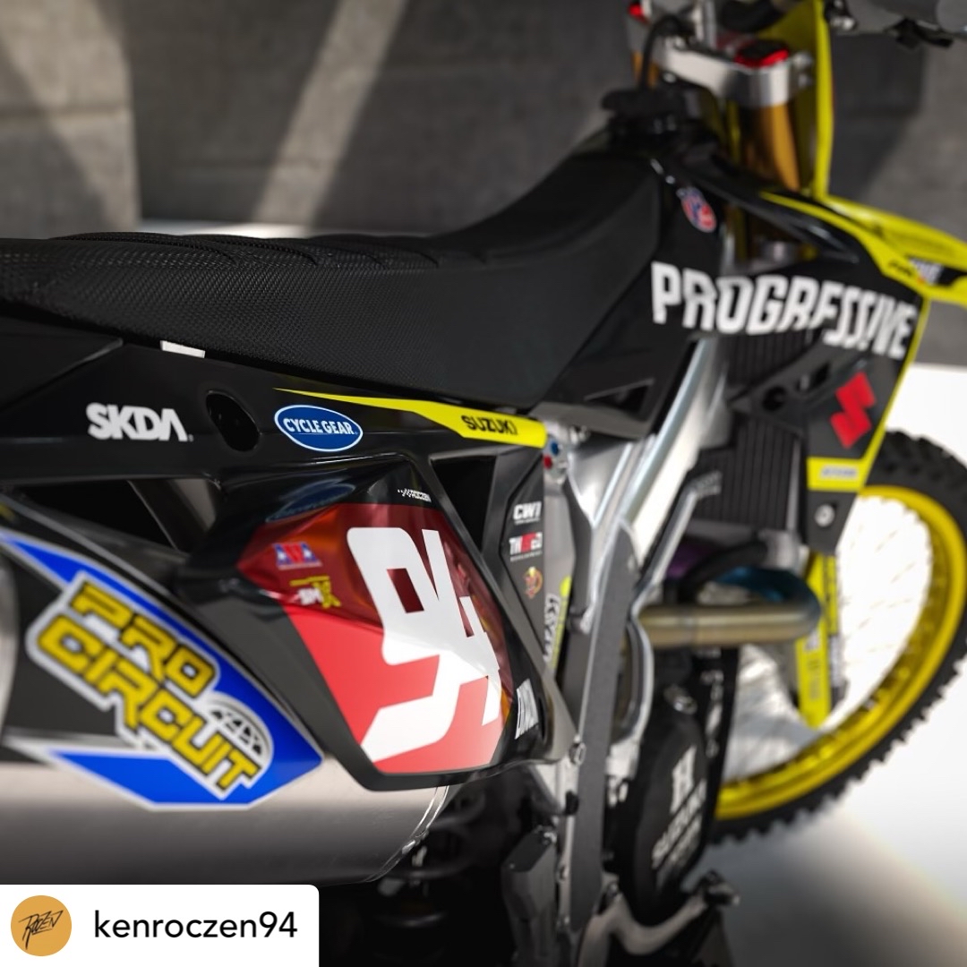 🔥🔥🔥 #repost @kenroczen94 I wasn’t going to post anything  about a red plate as i m pretending like it is not there…😆 low key.

Then again, i know you guys  would be stoked to see it. So here we go! 😍

<a href="/suzukicycles/">Suzuki</a>
@hepmotorsports
<a href="/pmg/">Paul M Gerhardt</a>.racing
<a href="/skda/">roger</a>.moto