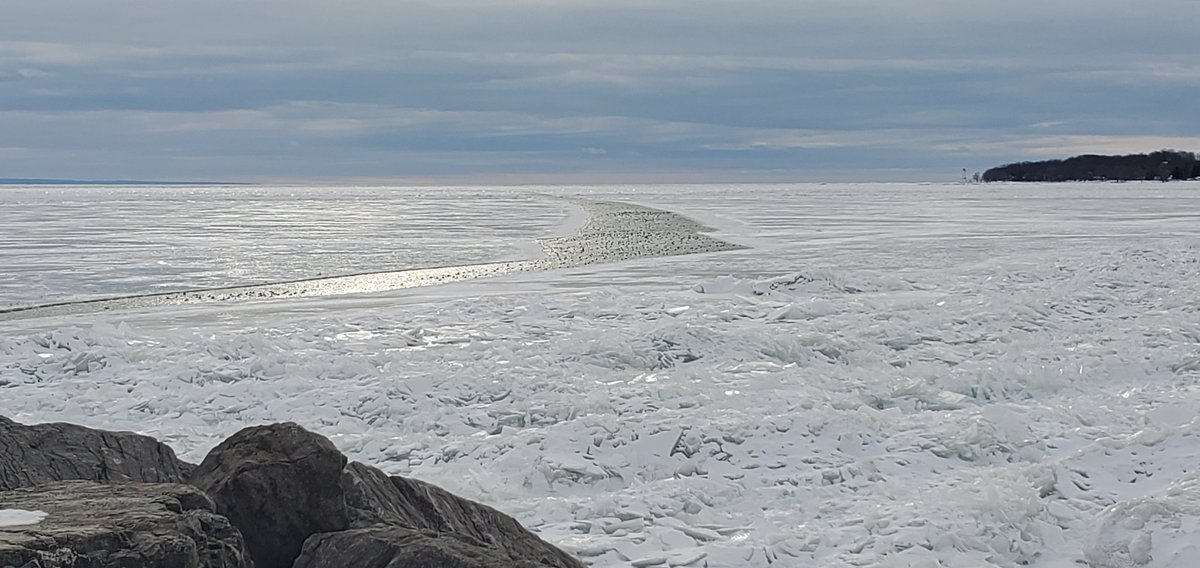 Hundreds of ducks make use of a 10m wide opening in the ice on the east end of Lake Erie near Point Abino.
Strong winds have destabilized the ice and opened rifts. A clipper due tonight may create more instabilities.
Not safe for ice fishing just yet. 
#onstorm #nywx