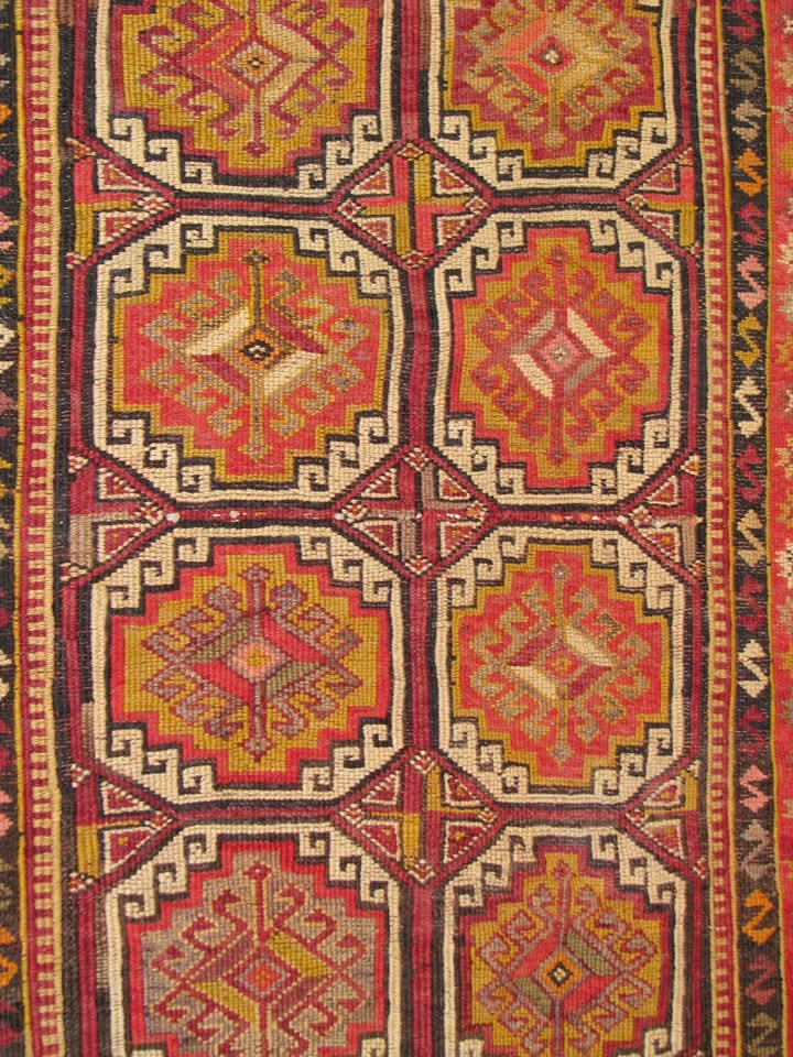 turchenka's tweet image. Sivrihisar Sumak Yastık 
Yorumlarda Ermeni kilimi, diye yazan olmuş. Sivrihisar kilimleri öz mü öz Türk kilimleridir. Selçuklu ve Osmanlı mirasıdır. Bizim binlerce yıllık kadim desenlerimizdir. Sahip çıkmak gerekir 
#sivrihisar #kilim