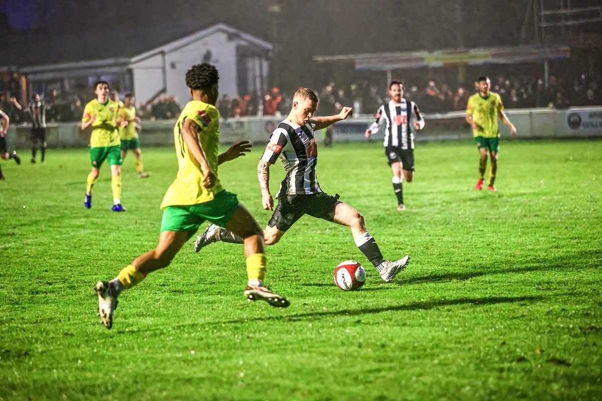 ACFC1916's tweet photo. 𝑻𝒉𝒆 𝑪𝒐𝒍𝒍𝒊𝒆𝒓𝒊𝒆𝒔 𝑷𝒊𝒓𝒍𝒐 🪄
On Friday Night, Ethan Kershaw made his 100th appearance in the Black & White 👏
Since his debut in 2021 under Brad Cooke, Kersh has notched 5 goals and 5 assists across two spells, becoming a firm fan favourite 💥 #CollsMon https://t.co/fMBdkxWPe5
