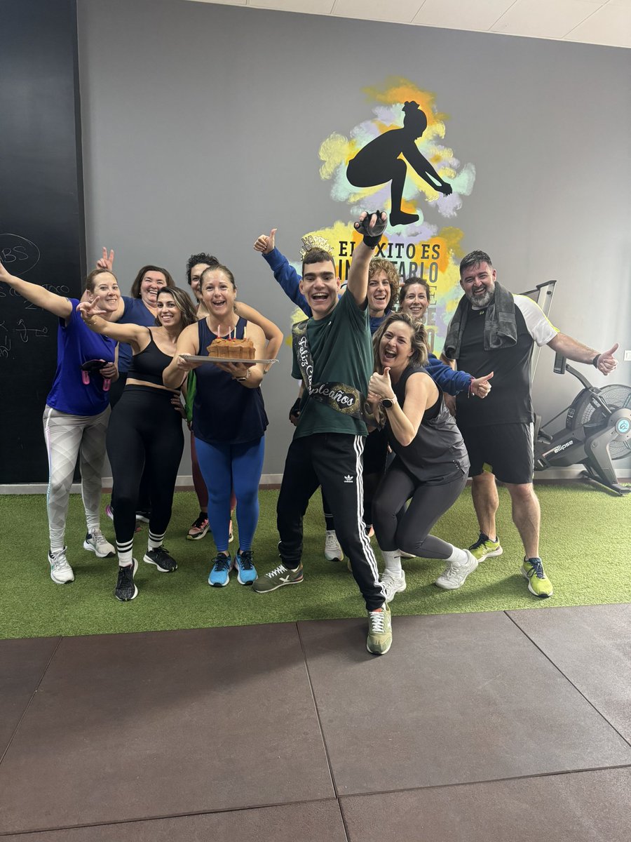 Familliaaa!!!
Sabéis qué día es hoy?
Qué estreno número nuevo!!
🙈🥳
20 años ya... 🤣

Me han dado una súper sorpresa en mi gimnasio, y luego hemos estado celebrando en familia!!
Está siendo un día muy guay 😍

Muchísimas gracias a todos por vuestras felicitaciones!
Os quiero!!❤️