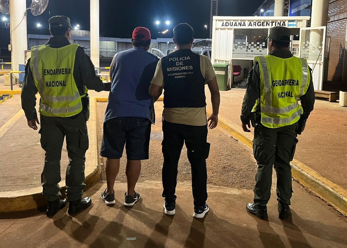 jorgekurrle's tweet image. #Gendarmería detuvo en la frontera a un #ciudadano #paraguayo con pedido de captura 

Un ciudadano paraguayo fue detenido por Gendarmería en el Puente Internacional "San Roque González de Santa Cruz", que une Posadas (Argentina) con Encarnación (Paraguay), cuando intentaba cruzar