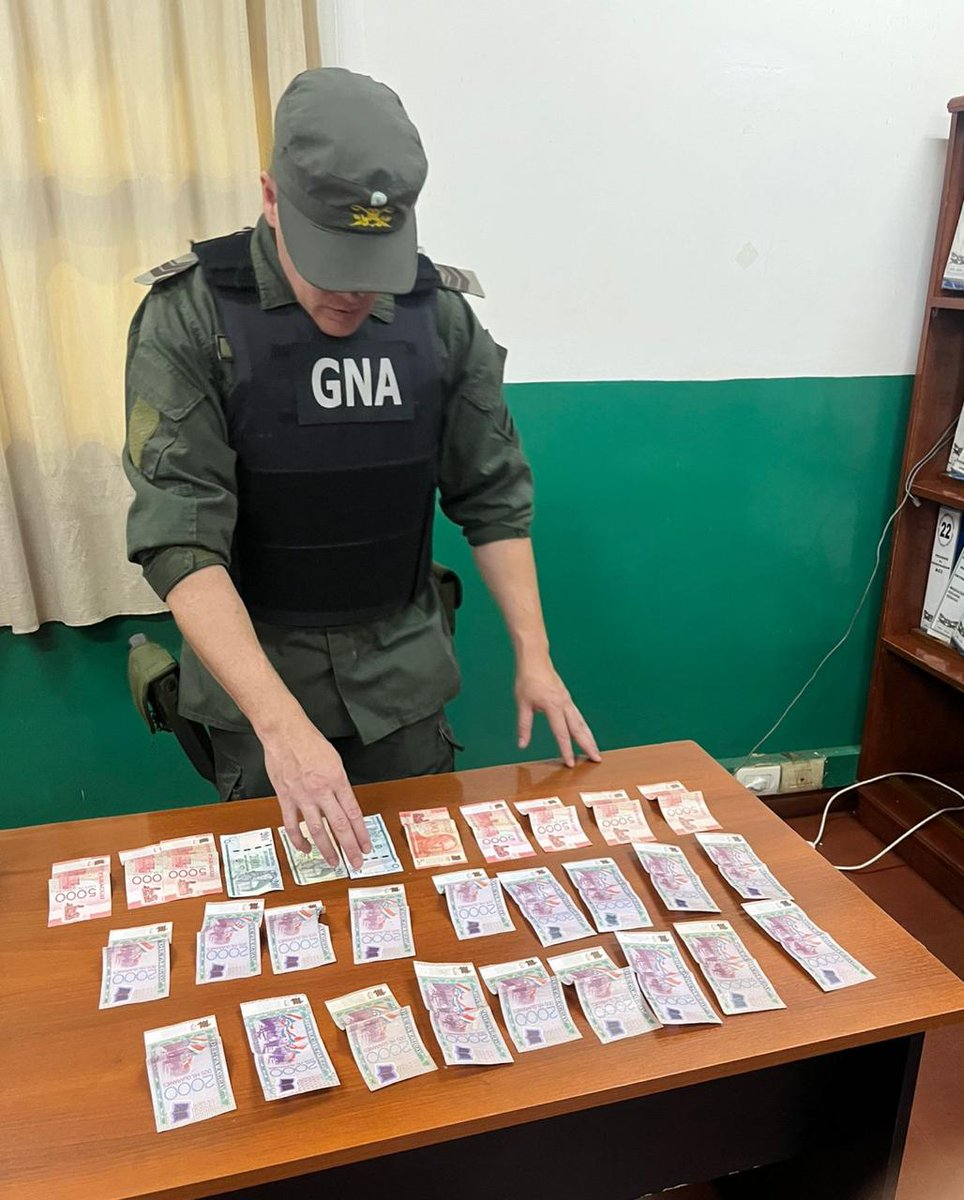 jorgekurrle's tweet image. #Gendarmería detuvo en la frontera a un #ciudadano #paraguayo con pedido de captura 

Un ciudadano paraguayo fue detenido por Gendarmería en el Puente Internacional "San Roque González de Santa Cruz", que une Posadas (Argentina) con Encarnación (Paraguay), cuando intentaba cruzar
