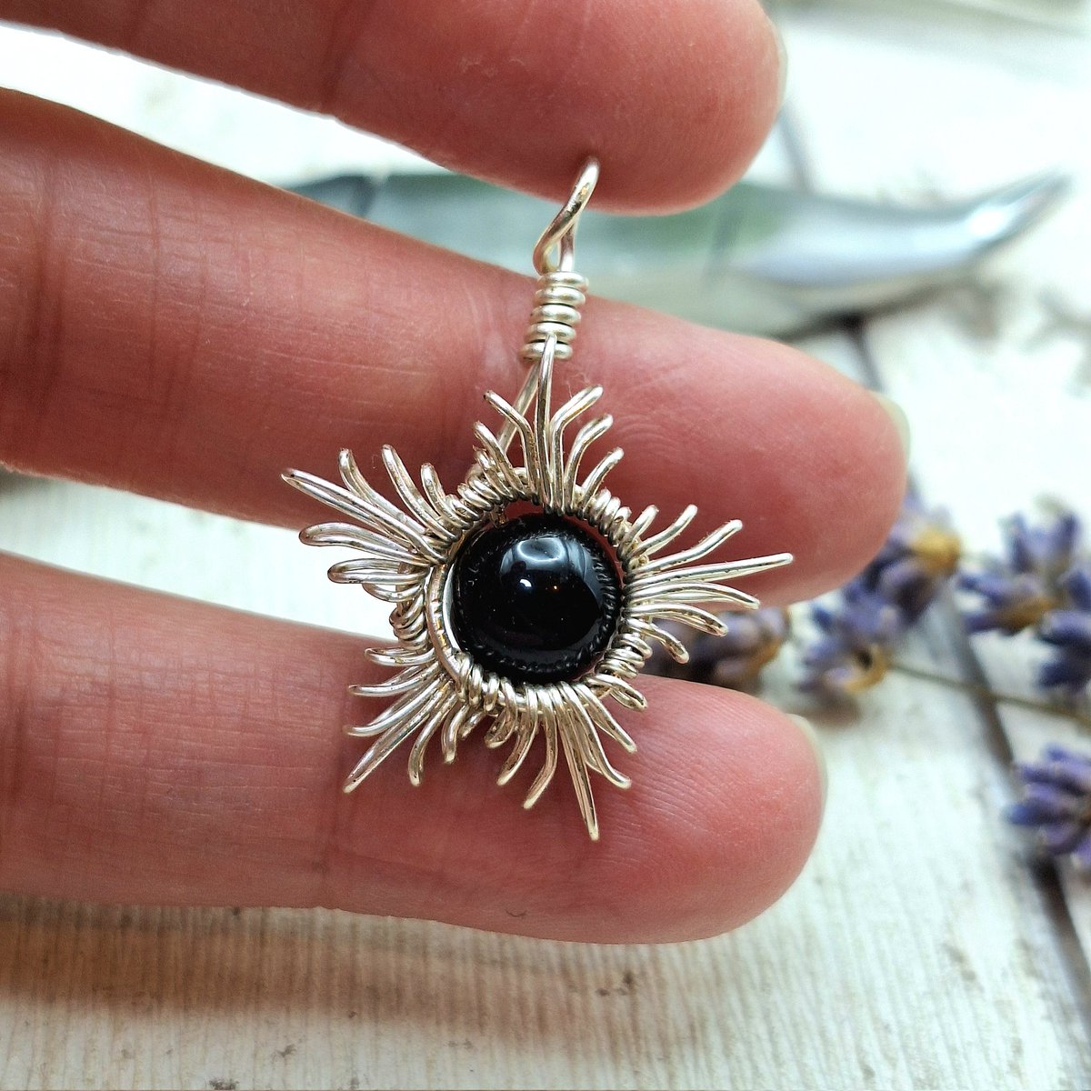 TwistedKittyArt's tweet photo. I wanted to share one of my work in progress pieces. This one is a star design, I love the look but just need to sort out the bail hoops and how to finish it off nicely.
#workinprogress #wip #jewelleryartist #alwayscreating #newideas #newdesigns #obsidian #star https://t.co/lkJOqoUIEu