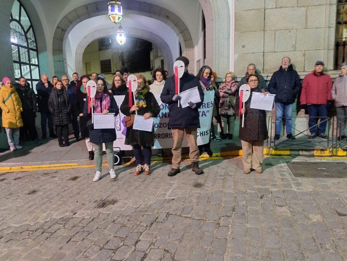 Hoy nos hemos concentrado para recordar a las mujeres asesinadas por violencia machista durante este mes 
#Hartas
#VivasNosQueremos 
#NiUnaMenos