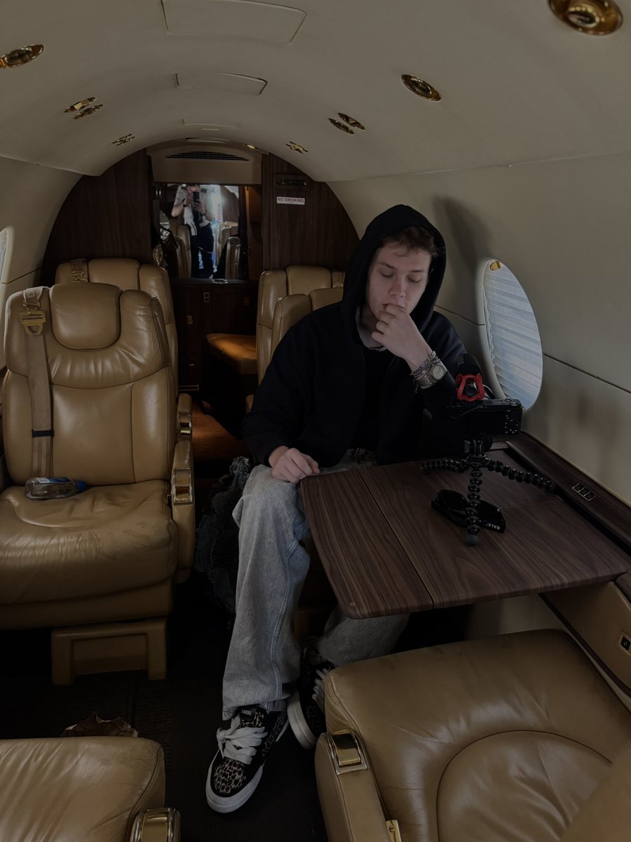 Pierre didn’t wanna come on the jet with me so I had to settle for the captain flicking me up instead😭