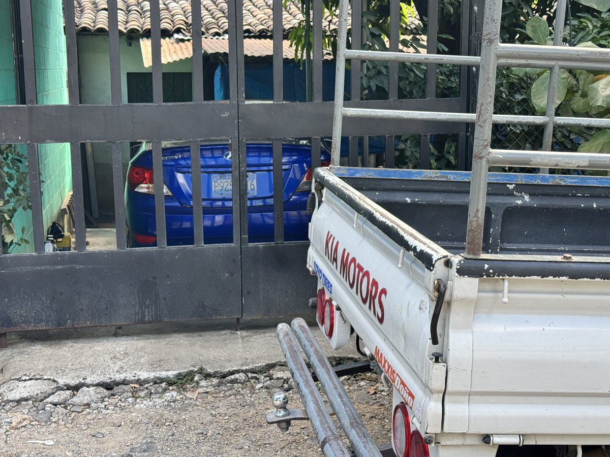 USRespecifico's tweet photo. Vehículo bloqueando salida, @VMTElSalvador a los alrededores de alcaldía Zacatecoluca. https://t.co/ndlMCnOiJ5