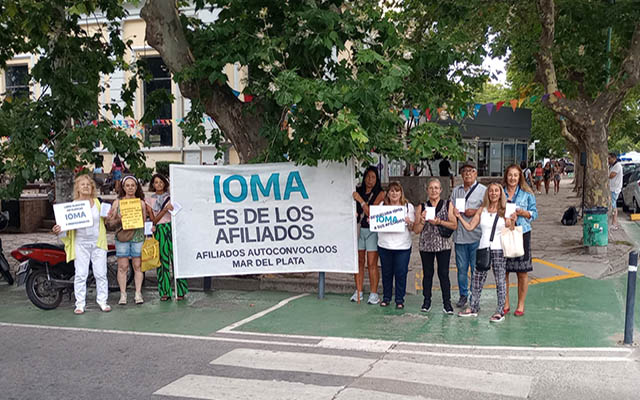 loquepasanet's tweet photo. Autoconvocados de IOMA protestan en Mar del Plata: “La desidia sigue matando”. https://t.co/cpl34Vl4Vj

@IOMAgba @Iomafiliadosmdp @homerogiles @Carli_Bianco @JesicaRey https://t.co/qA1MImf7KY