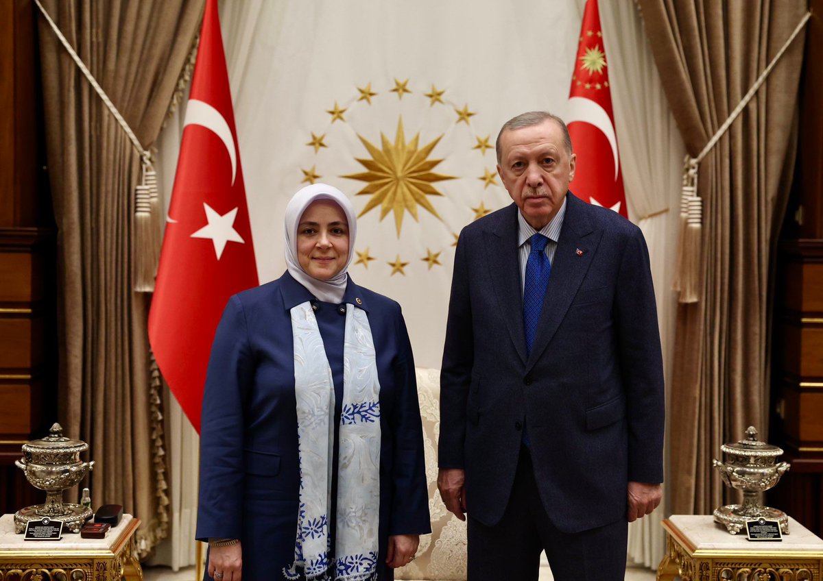 Cumhurbaşkanımız ve AK Parti Genel Başkanımız Sayın Recep Tayyip Erdoğan’ın tensipleriyle, Genel Merkez Kadın Kolları Başkan adayımız olarak İstanbul Milletvekilimiz Sayın Tuğba Işık Ercan belirlenmiştir. Kadın kollarımızın dünden bugüne sergilediği azim ve fedakârlığın yeni