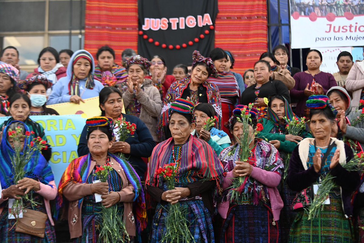 ImpunityWatchGt's tweet photo. Más de 60 organizaciones sociales manifiestan respaldo a las sobrevivientes del #CasoMujeresAchi.

Exigen que se garantice #justicia en el segundo juicio por violencia sexual contra 3 ex PAC que inicia hoy en #Guatemala. https://t.co/dZXLYUX7qE