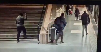 actufr_lyon's tweet photo. 🔴Un homme filmé en train de poignarder une victime dans une station de métro TCL à Lyon
https://t.co/dON6UCM3AI https://t.co/td5LUP0Ssp